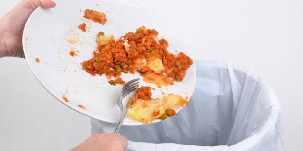 Raspe os restos de comida antes de iniciar um ciclo de lavagem